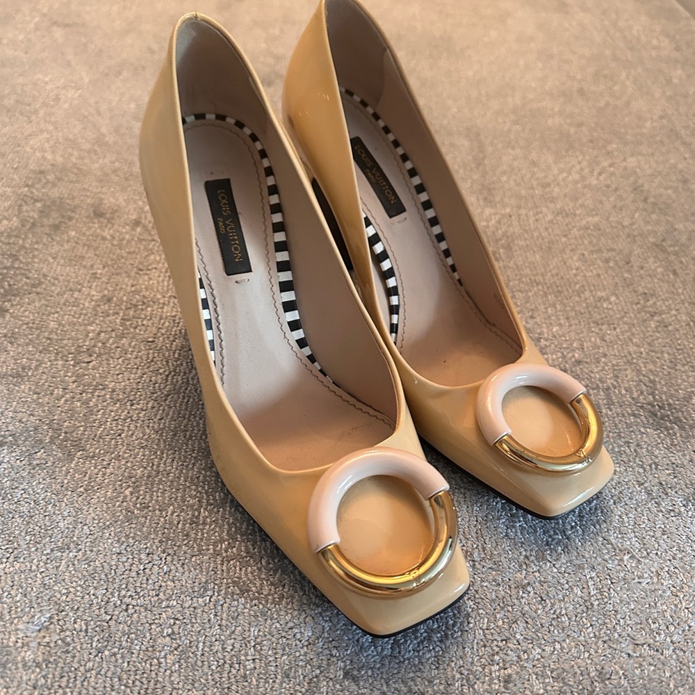 LV uptown pumps in excellent condition blush/nude
